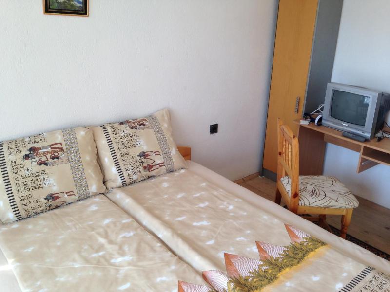 Double Room with Shared Bathroom image 3