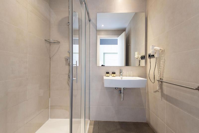 Triple Room with Balcony image 2