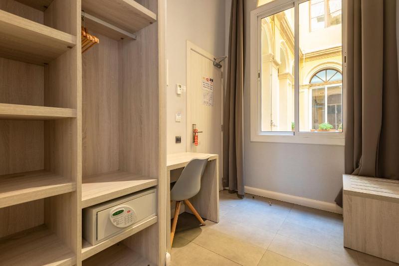 Triple Room with Balcony image 4