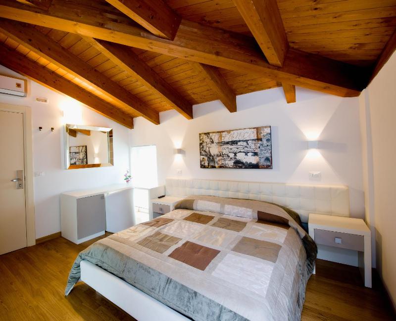 Double Room image 4