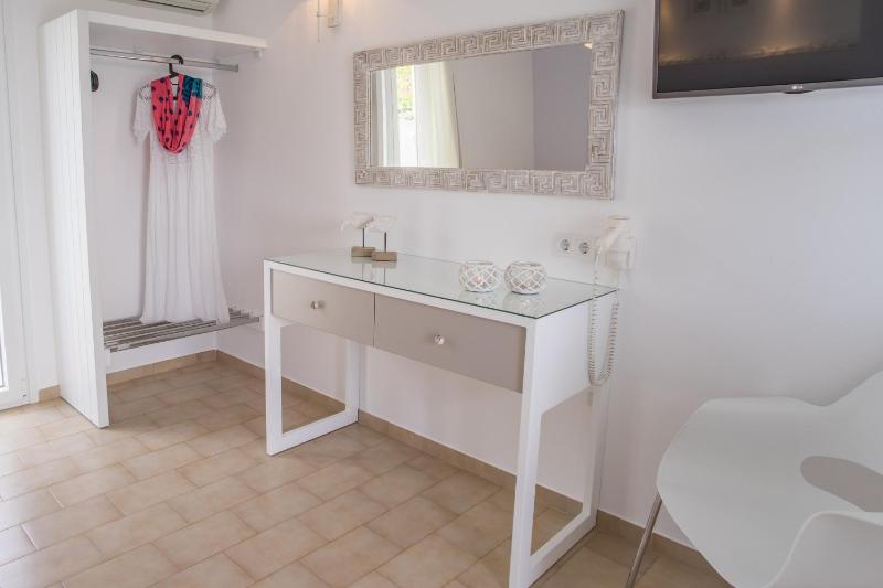 Standard Double Room image 4