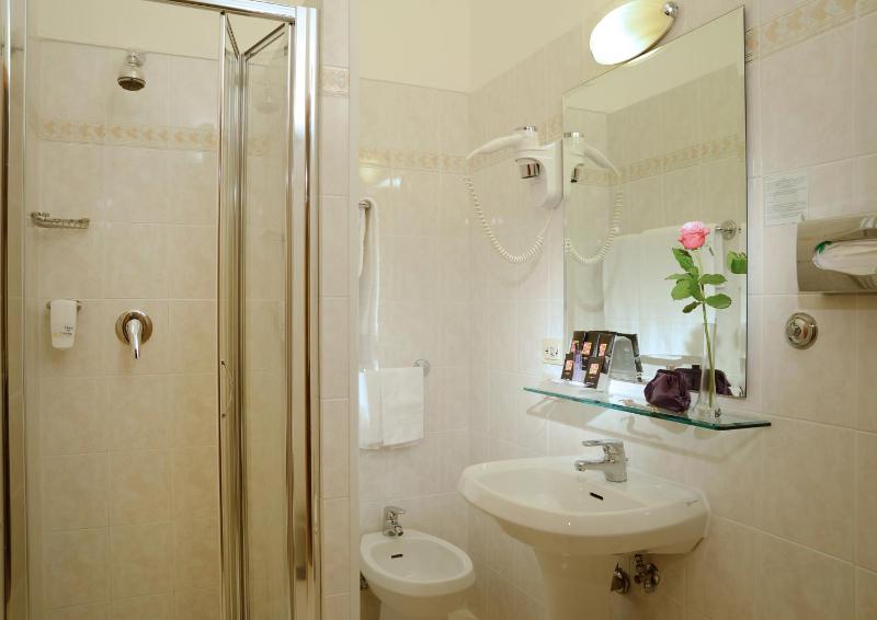 Standard Twin Room image 4