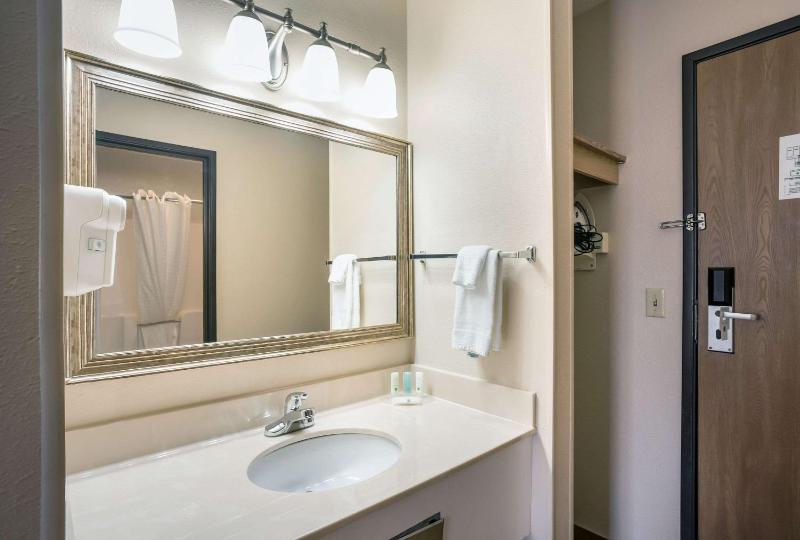 Queen Room with Two Queen Beds - Non-Smoking image 3