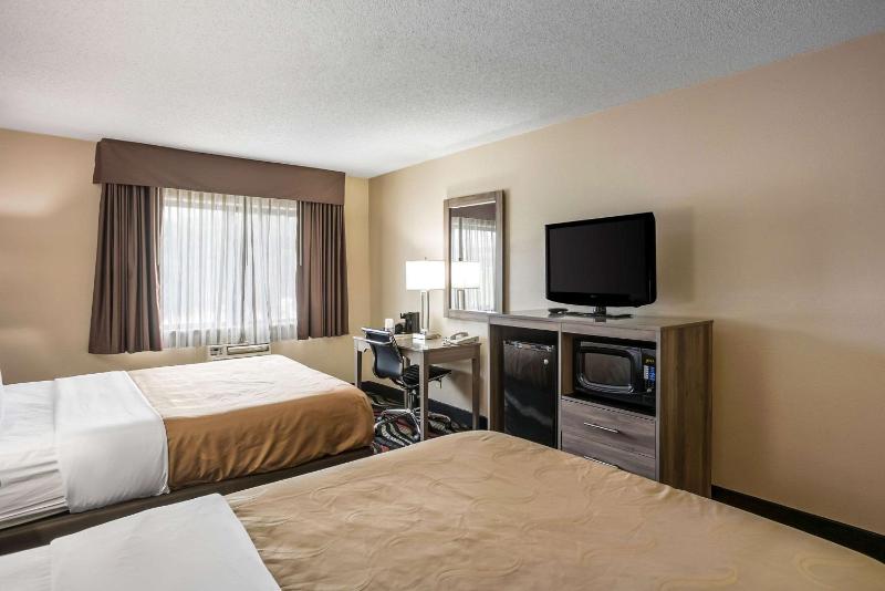 Queen Room with Two Queen Beds - Non-Smoking image 2