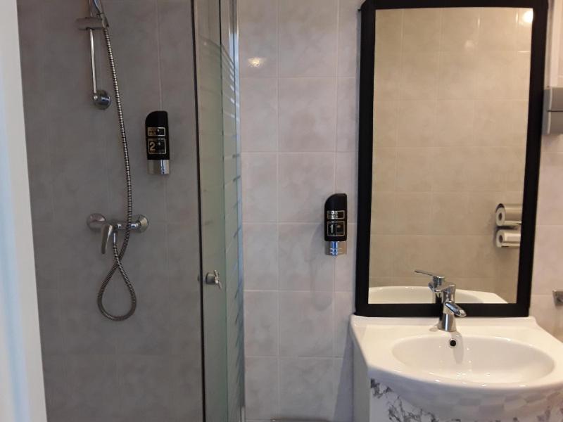 Standard Triple Room image 4