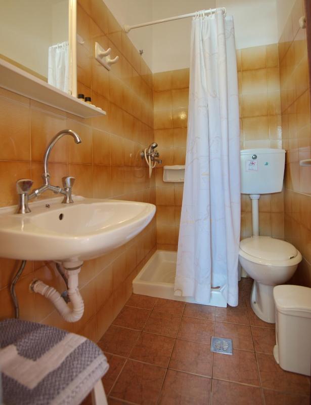 Economy Twin Room with City View image 4