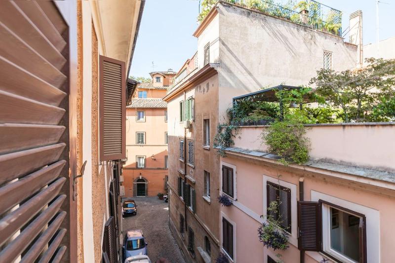 One-Bedroom Apartment - Split Level image 2