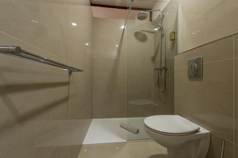 Standard Twin Room image 2
