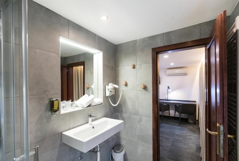 Standard Double Room image 3