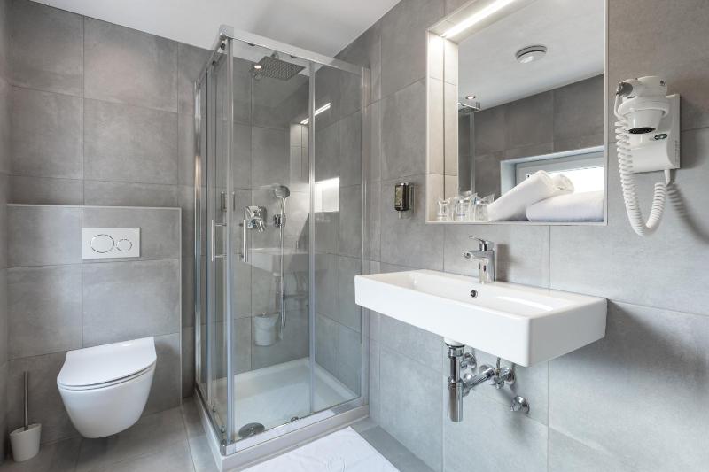 Standard Double Room image 4