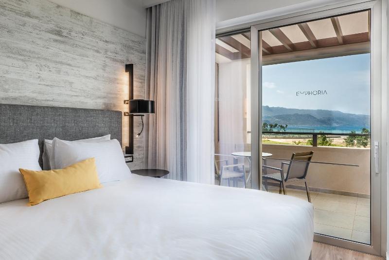 Classic Room with Side Sea View (Up to 3 Adults) image 3