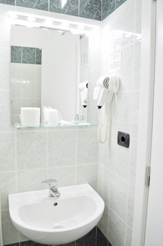 Standard Single Room image 3