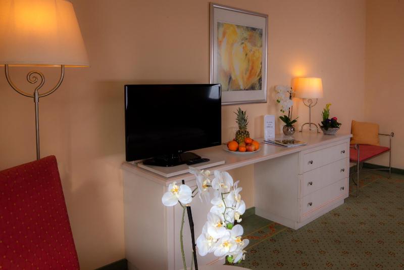 Family Room image 3