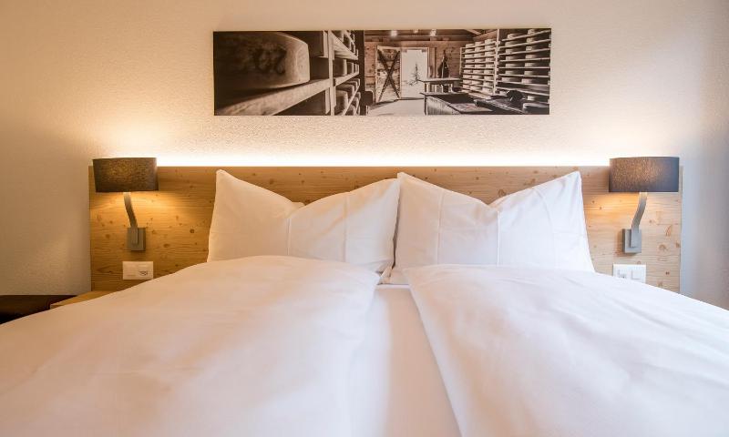 Double Room with Balcony image 3