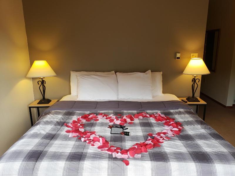 Deluxe King Room image 2