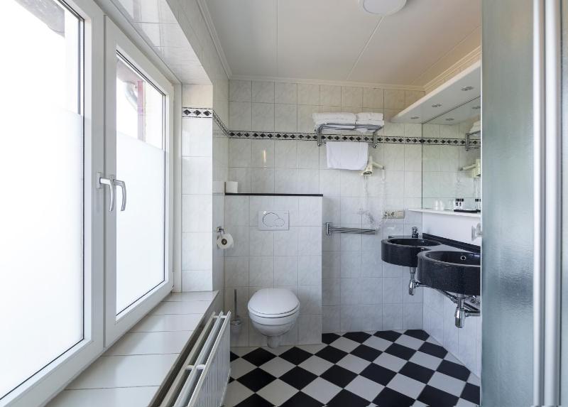 Large Twin Room image 2