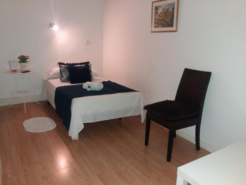 Single Room with Shared Bathroom image 4