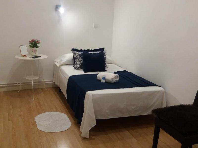 Single Room with Shared Bathroom image 3