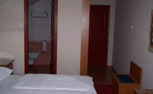 Double Room image 2