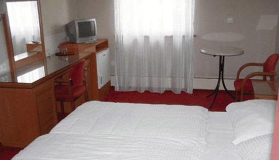 Double Room image 3