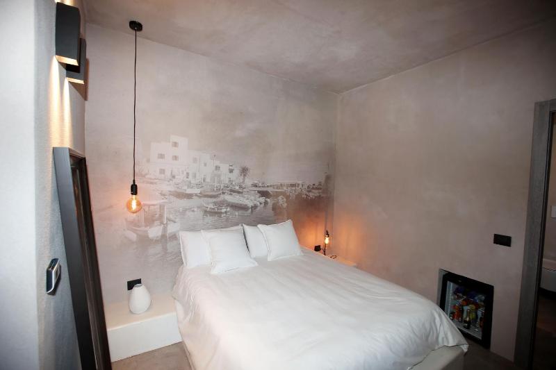 Deluxe Suite with Spa Bath image 3