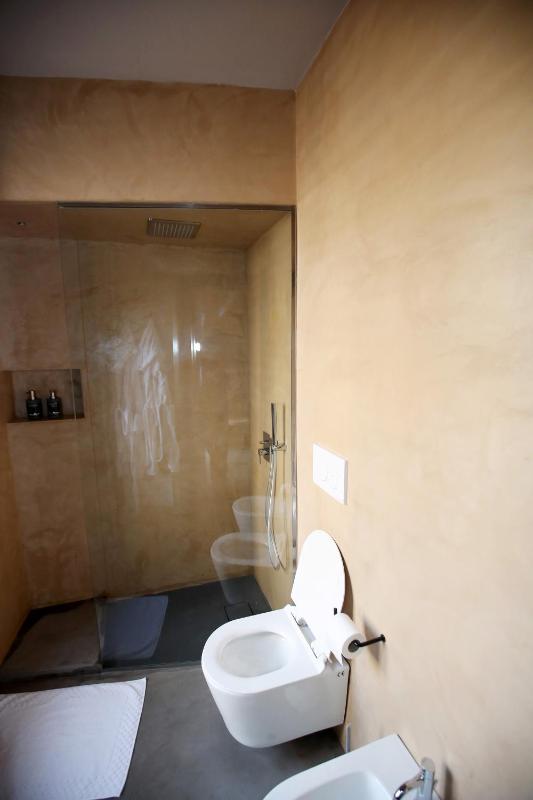 Deluxe Double Room with Balcony image 2