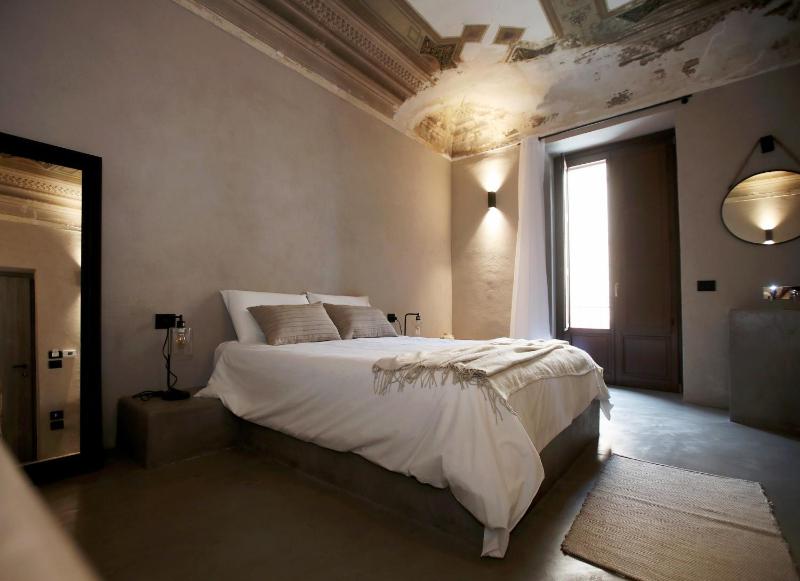 Deluxe Double Room with Balcony image 3