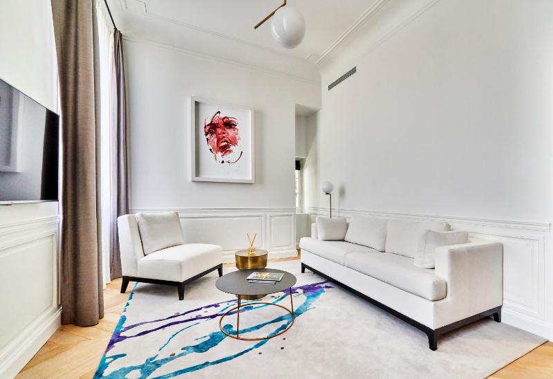 Chateau Mademoiselle Suite image 4