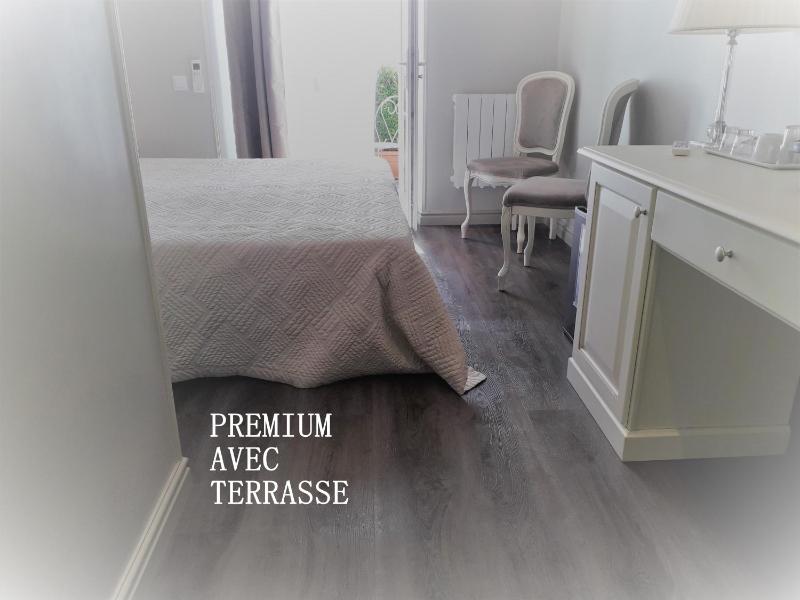 Deluxe Double Room with Terrace image 2