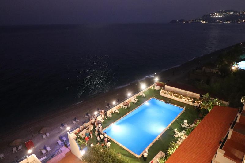 Standard Triple Room with Sea View image 4