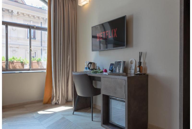 Superior King Room image 3