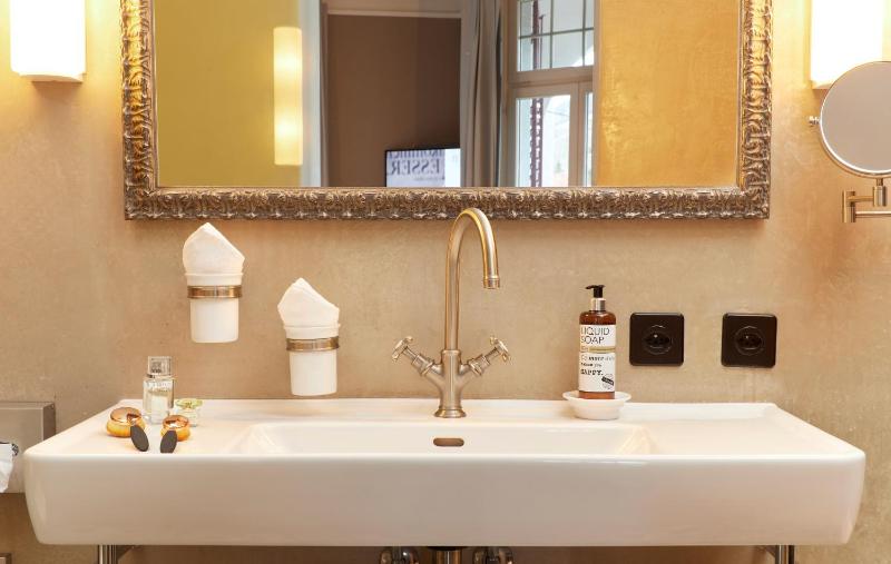 Deluxe Suite image 4