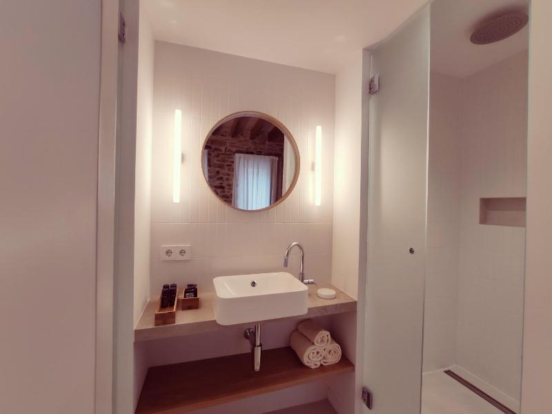 Deluxe Double Room with Balcony image 3