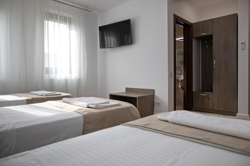 Triple Room with Bathroom image 3