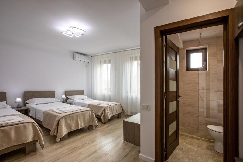 Triple Room with Bathroom image 4