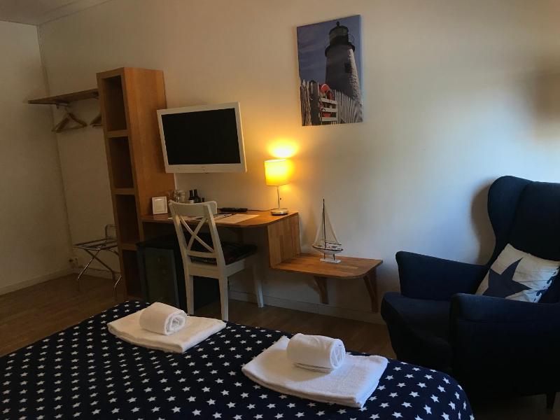 Small Double Room image 3