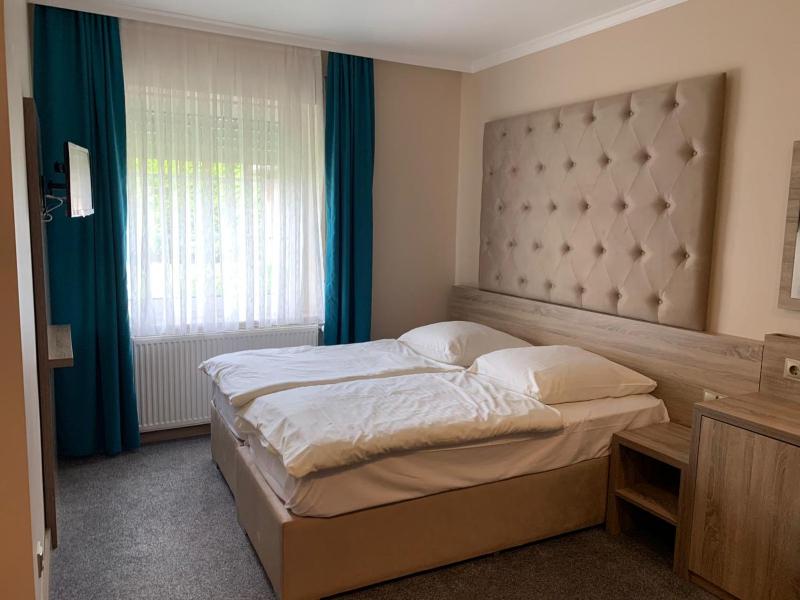 Double Room image 3