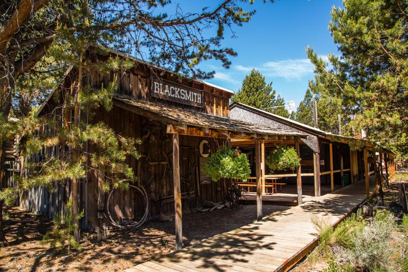 Bend-Sunriver Camping Resort Two-Bedroom Cabin 7 - image 13