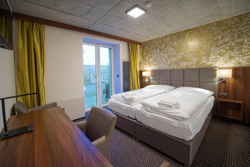 Double Room with Patio image 2