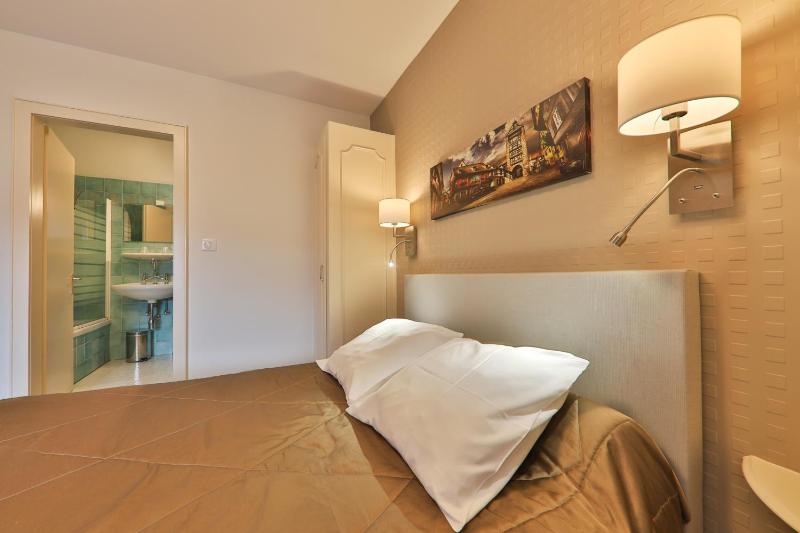 Double Room image 3
