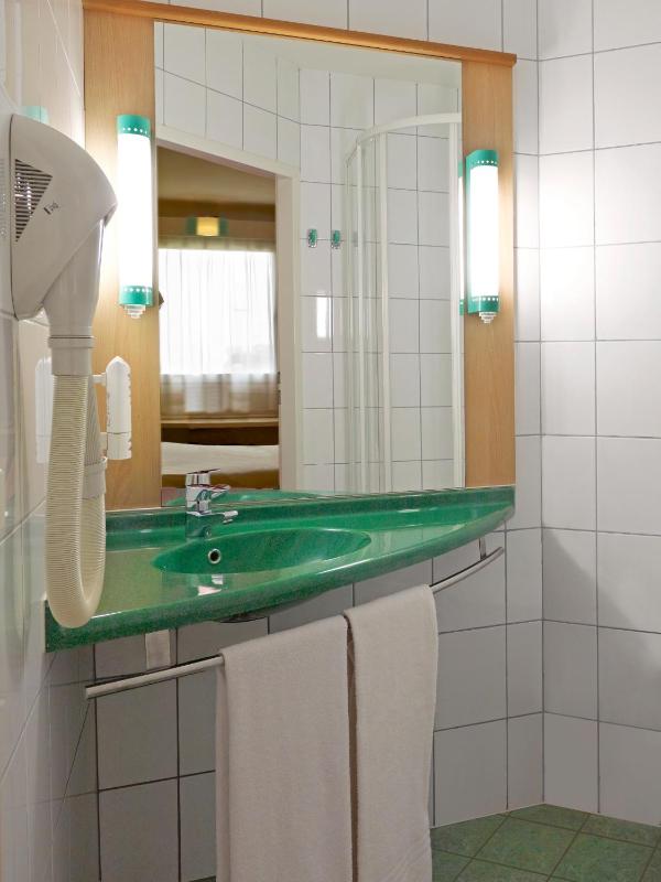 Twin Room image 3