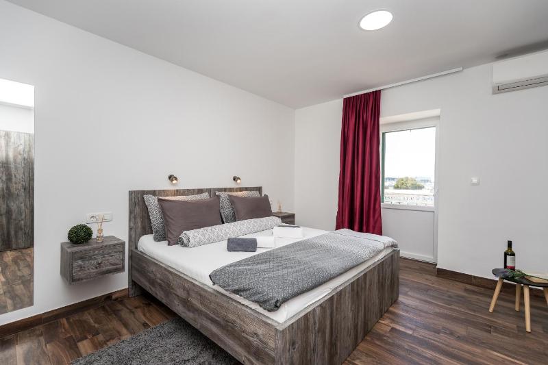 Deluxe Double or Twin Room with Balcony image 3