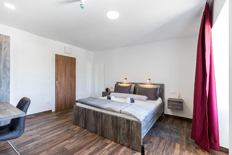 Deluxe Double or Twin Room with Balcony image 4