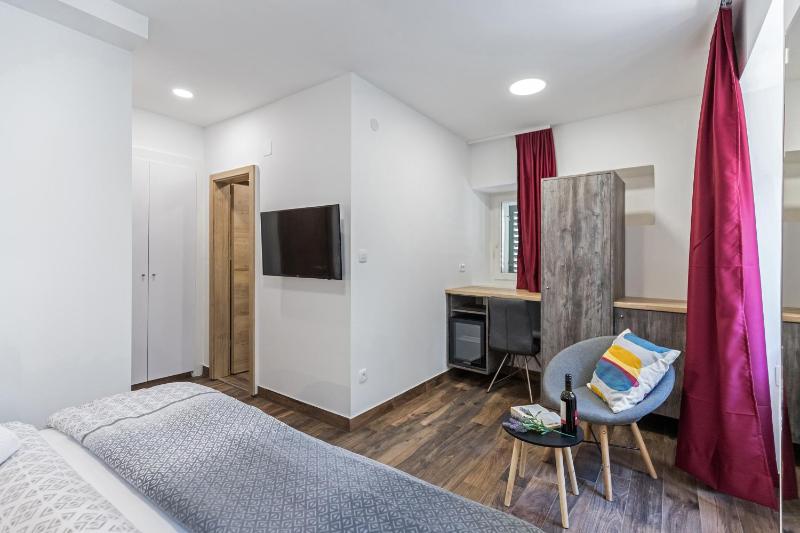 Deluxe Double or Twin Room image 2