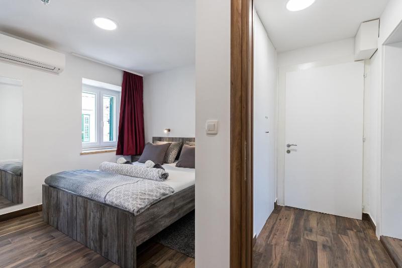 Deluxe Double or Twin Room image 4