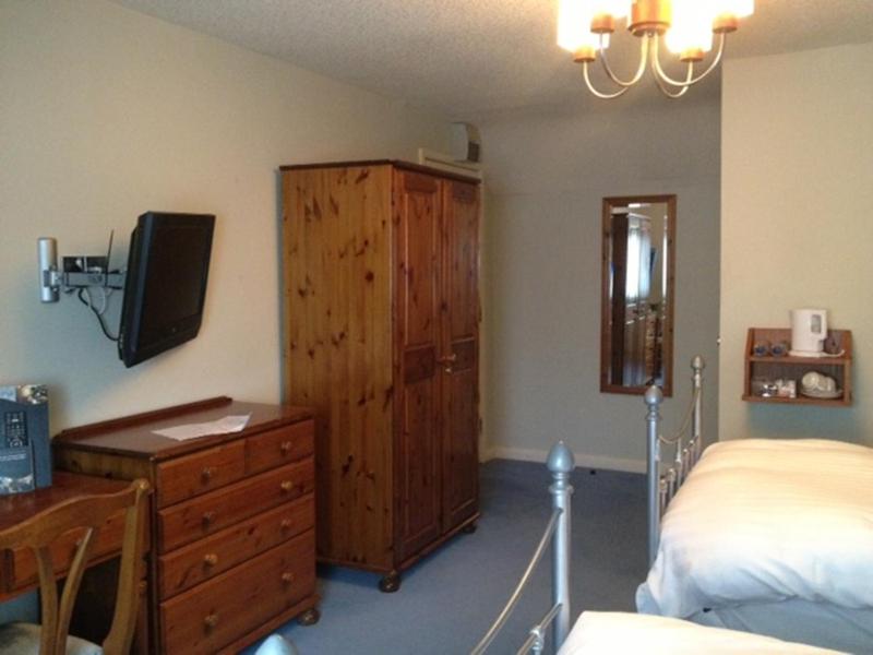 Standard Twin Room image 2