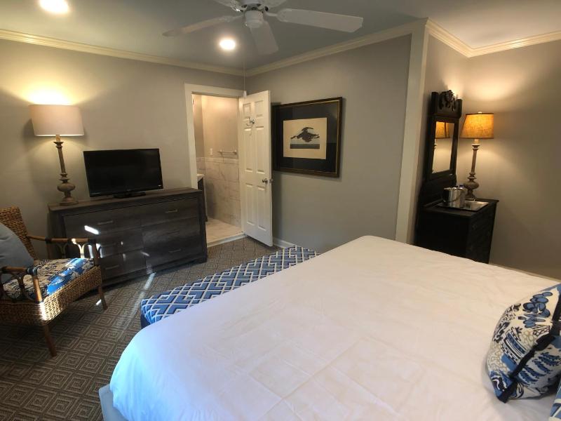 Deluxe King Room image 4