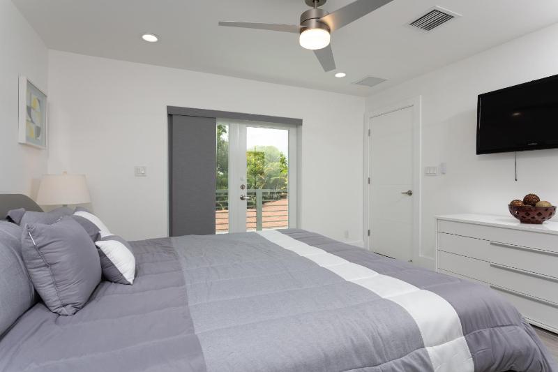King Room with Pool View image 2