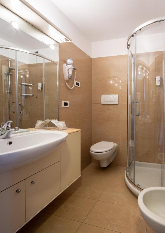 Business Queen Room image 3