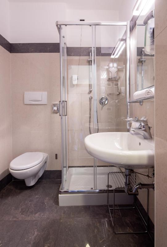 Business Queen Room image 2